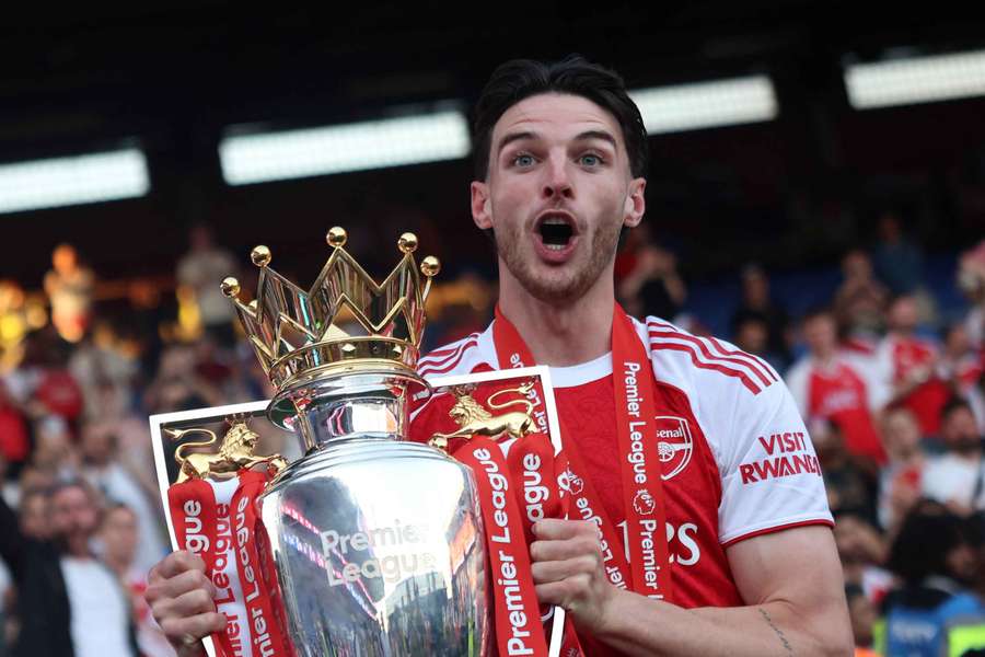 Declan Rice com o troféu da Premier League Declan Rice com o troféu da Premier League
