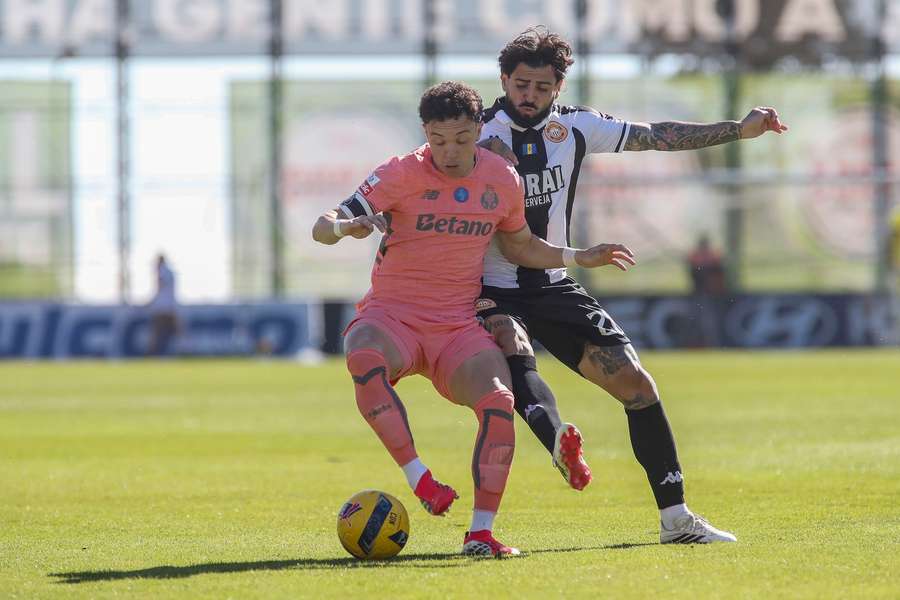 Liziero tenta despojar Pepê da posse de bola