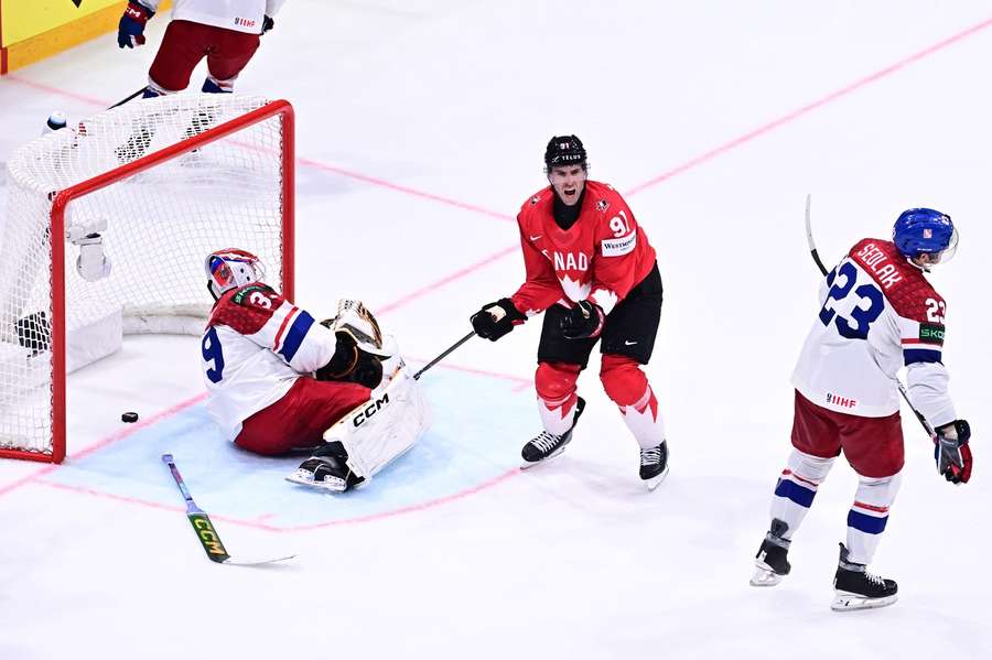 Kanaďan John Tavares slaví vítězný gól na 3:2.