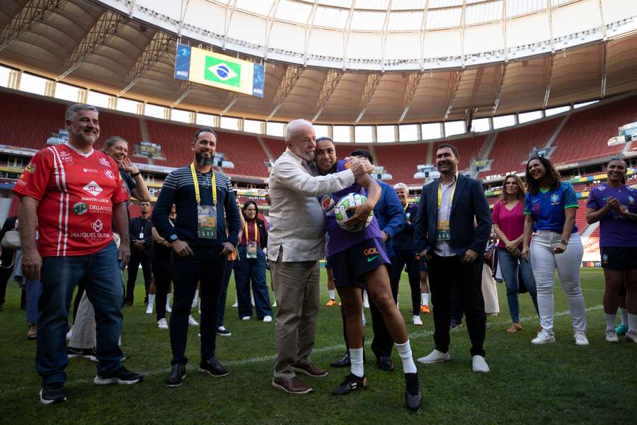 Presidente Lula abraça a craque Marta