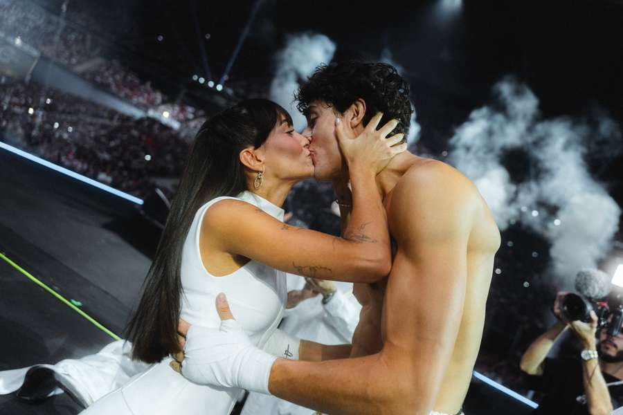 El beso entre Aitana y Plex