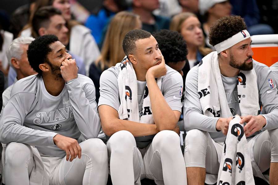 El trío de los Mavs Dinwiddie, Exum y Thompson sigue el partido