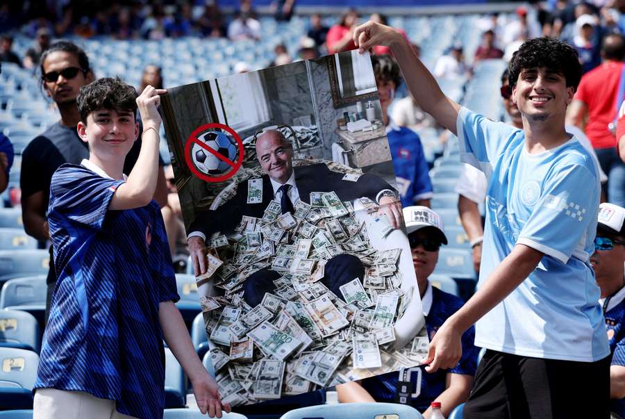 Os adeptos exibem uma faixa com a imagem do presidente da FIFA, Gianni Infantino, no interior do estádio antes do França-Marrocos Os adeptos exibem uma faixa com a imagem do presidente da FIFA, Gianni Infantino, no interior do estádio antes do França-Marrocos