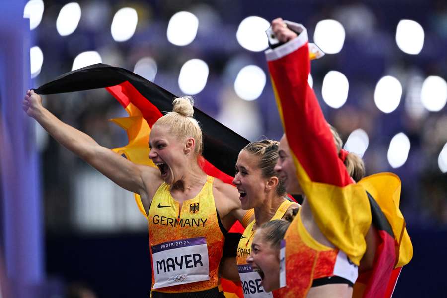 Die deutsche Staffel freut sich über Bronze über 4x100 m.