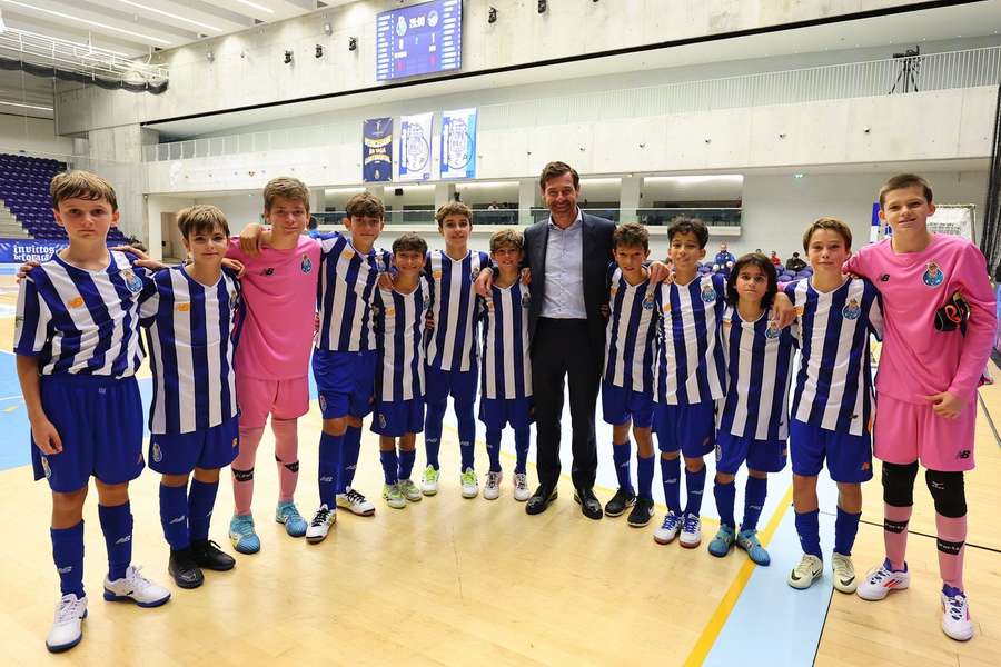 André Villas-Boas com os jovens jogadores de futsal do FC Porto