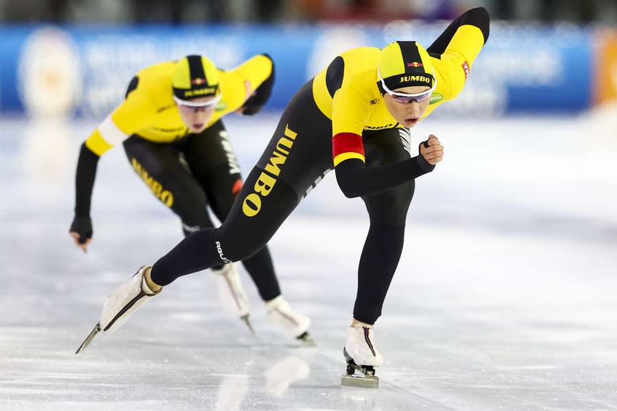 Leerdam en Rijpma-de Jong in actie op de 1000 meter tijdens het World Cup Kwalificatietoernooi in Thialf op 30 oktober 2022