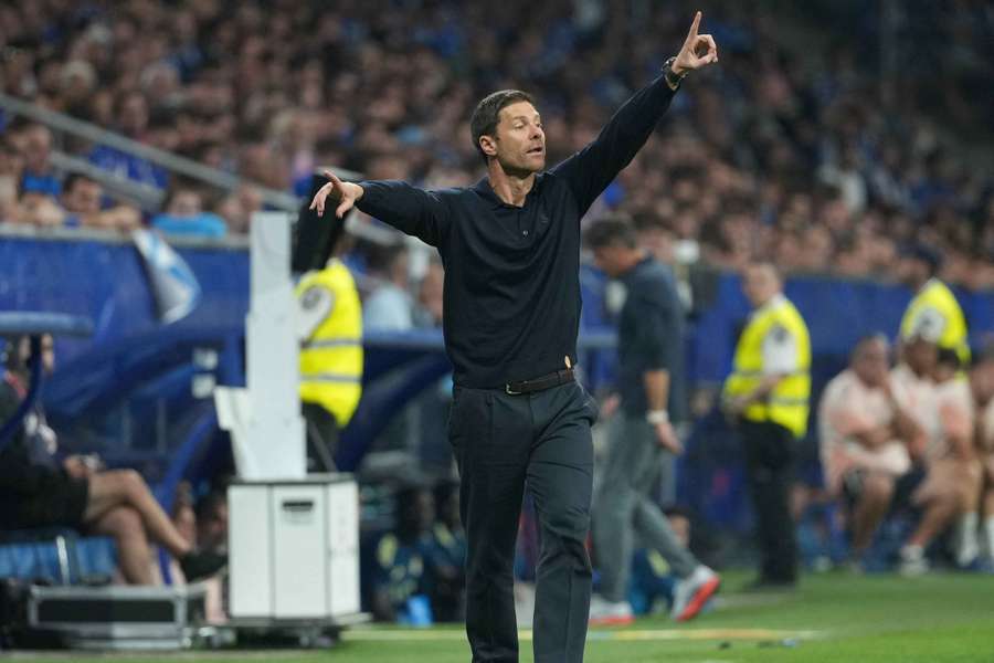 Xabi Alonso da órdenes a los suyos