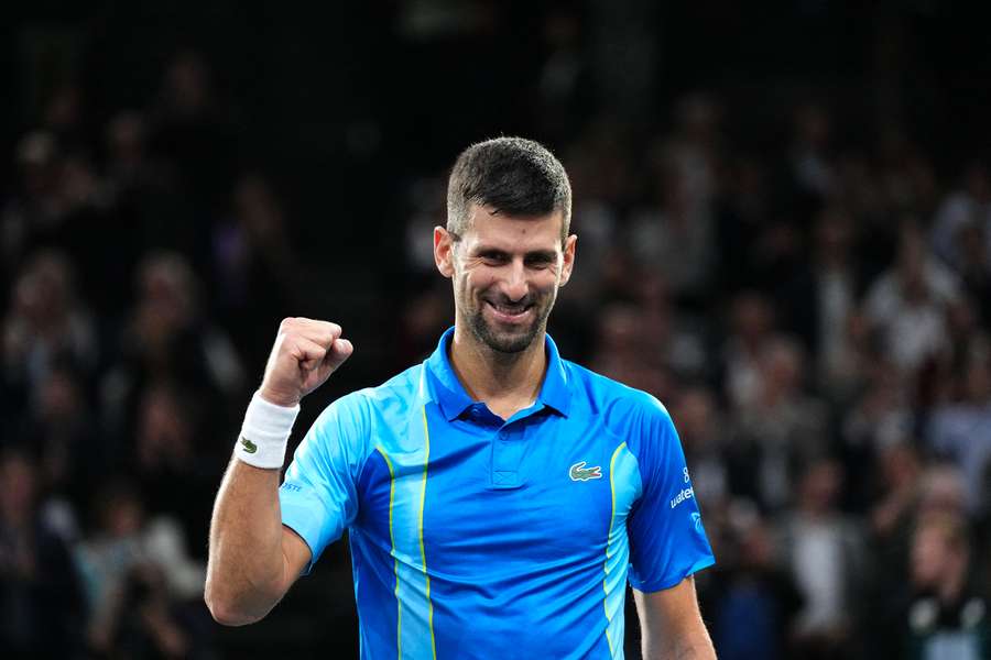 Novak Djokovic, da Sérvia, festeja depois de vencer o jogo dos quartos de final de singulares masculinos contra Holger Rune, da Dinamarca 