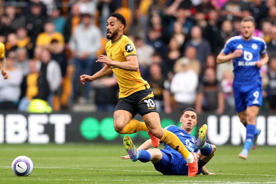Matheus Cunha con el balón para el Wolves