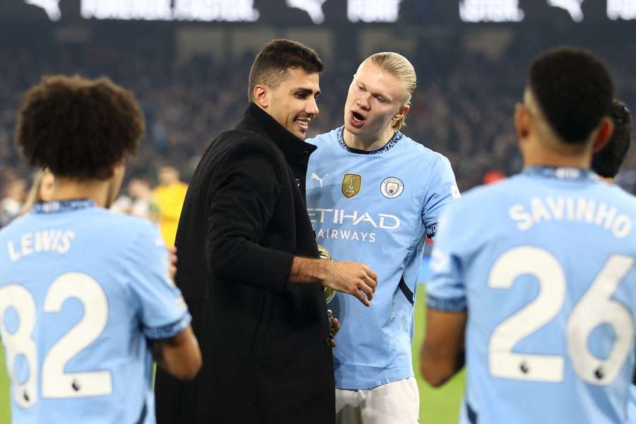 Rodri estrechando la mano de Haaland