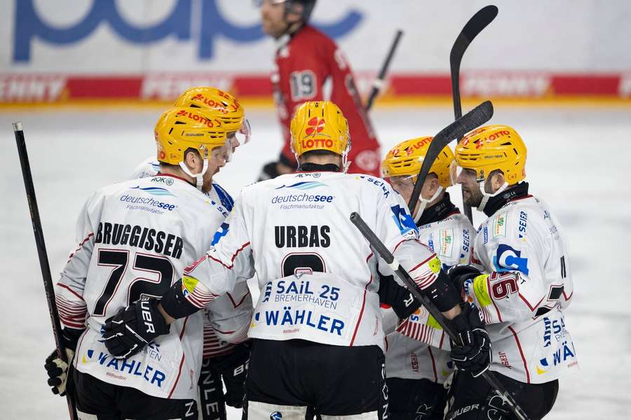 Die Fischtown Pinguins bejubeln ihren Sieg.