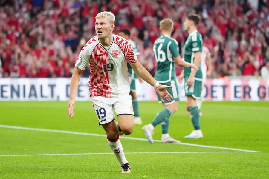 Jonas Wind viert de enige goal van Denemarken