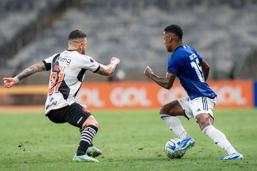 Cruzeiro e Vasco seguem colados na classificação