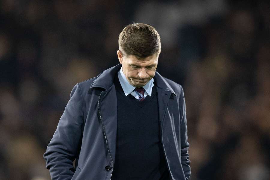 Après une lourde défaite contre Fulham, Steven Gerrard est viré d'Aston Villa