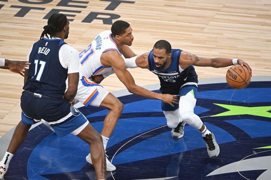 Minnesota odrabia straty, gromiąc Oklahomę. Losy play-offów nadal są otwarte