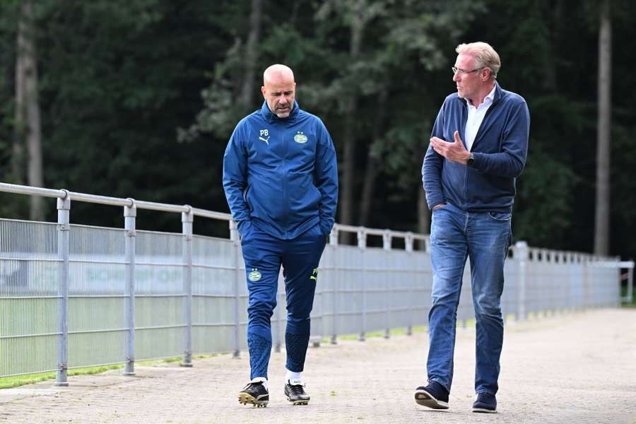 Hans van Breukelen (R) in gesprek met PSV-trainer Peter Bosz