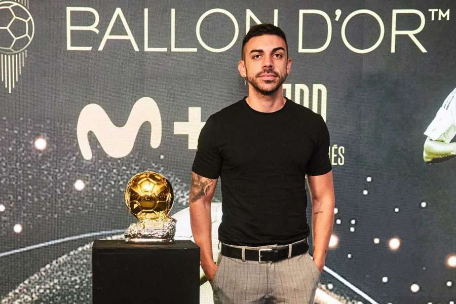 DjMaRiiO, junto a una réplica del Balón de Oro.