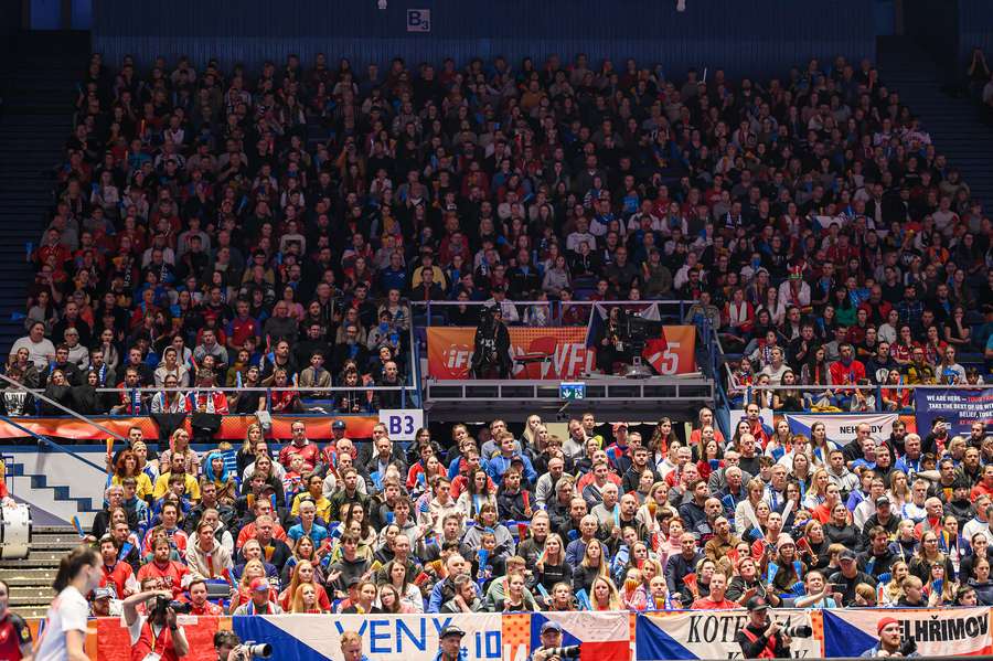 Plné tribuny vítkovické arény. Plné tribuny vítkovické arény.
