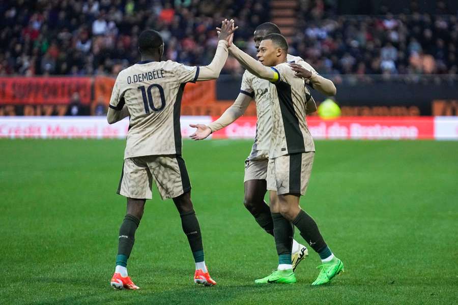 Kylian Mbappe și Ousmane Dembele sărbătoresc unul dintre golurile sale în victorie