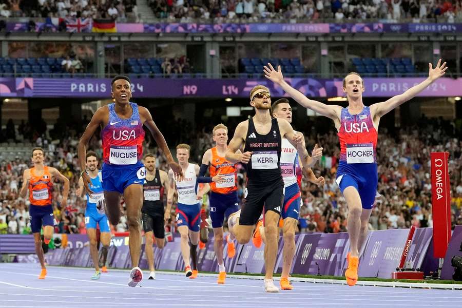 Cole Hocker (R) was de verrassende winnaar op de 1500 meter