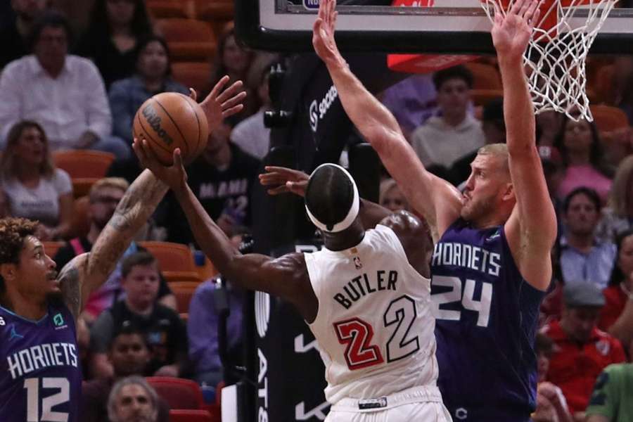 Resumo da NBA: Heat vence os Hornets na prorrogação