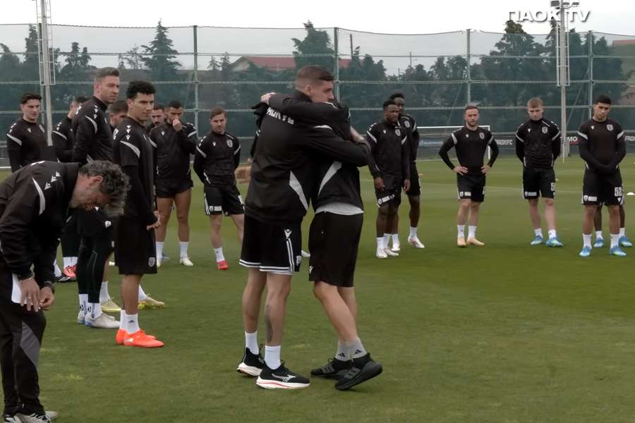 Răzvan Lucescu, îmbrățișat de jucătorii lui PAOK la revenirea antrenorului român la Salonic, înainte de ședința de antrenament Răzvan Lucescu, îmbrățișat de jucătorii lui PAOK la revenirea antrenorului român la Salonic, înainte de ședința de antrenament