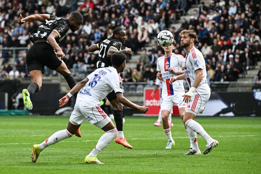 Angers and Lyon played out a 0-0 draw Angers and Lyon played out a 0-0 draw
