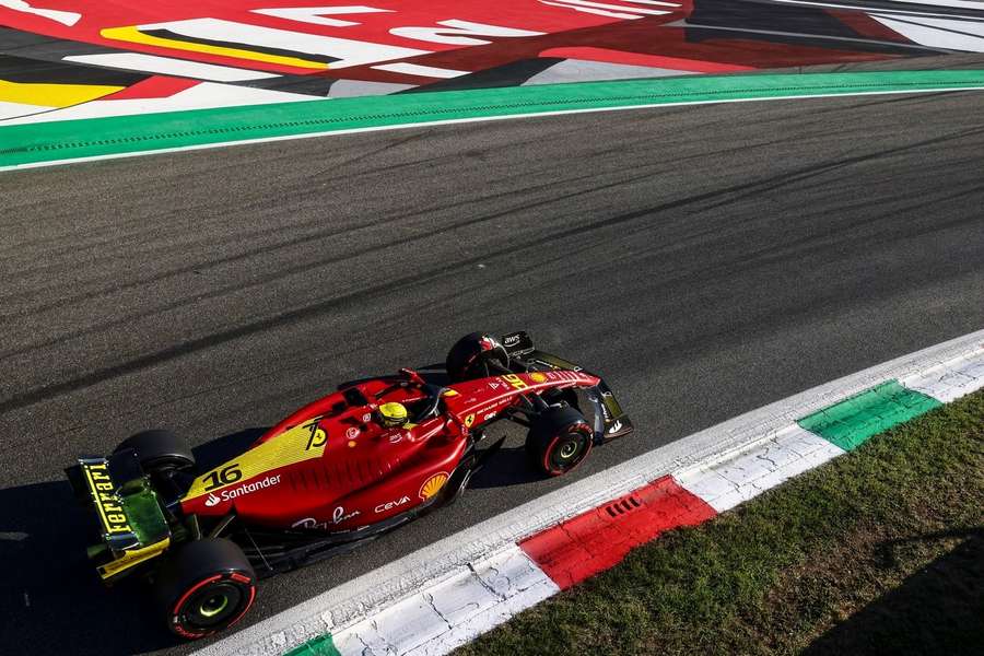 Der Ferrari von Leclerc durchfährt die berühmte Parabolica-Kurve in Monza.