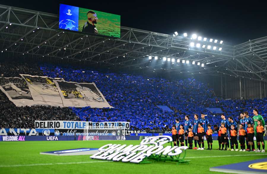 La coreografia dei tifosi dell'Atalanta
