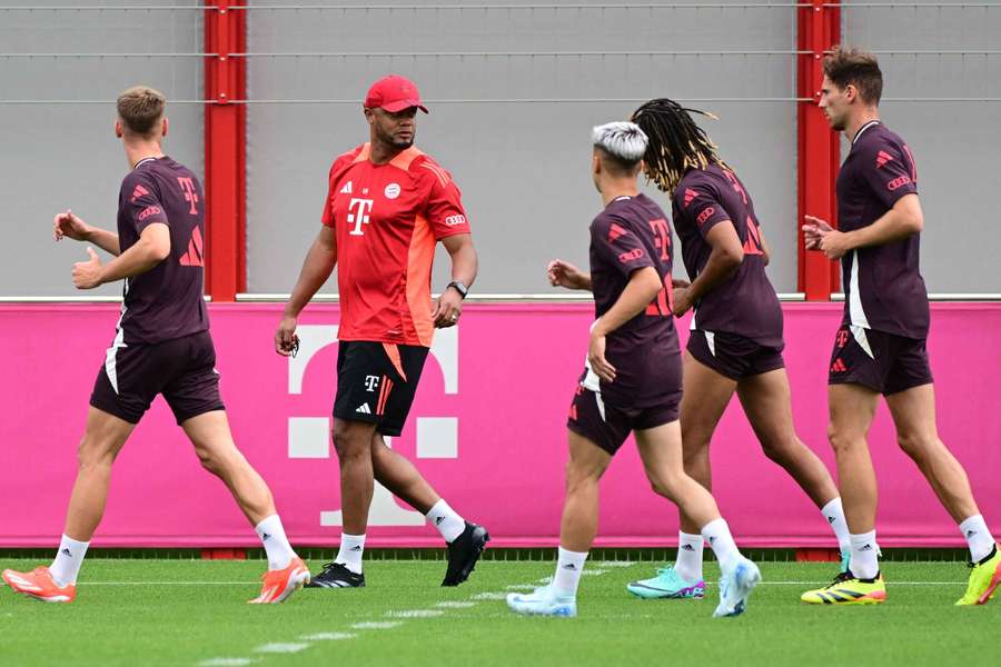 Bayern Munich coach Vincent Kompany with Leon Goretzka and teammates 