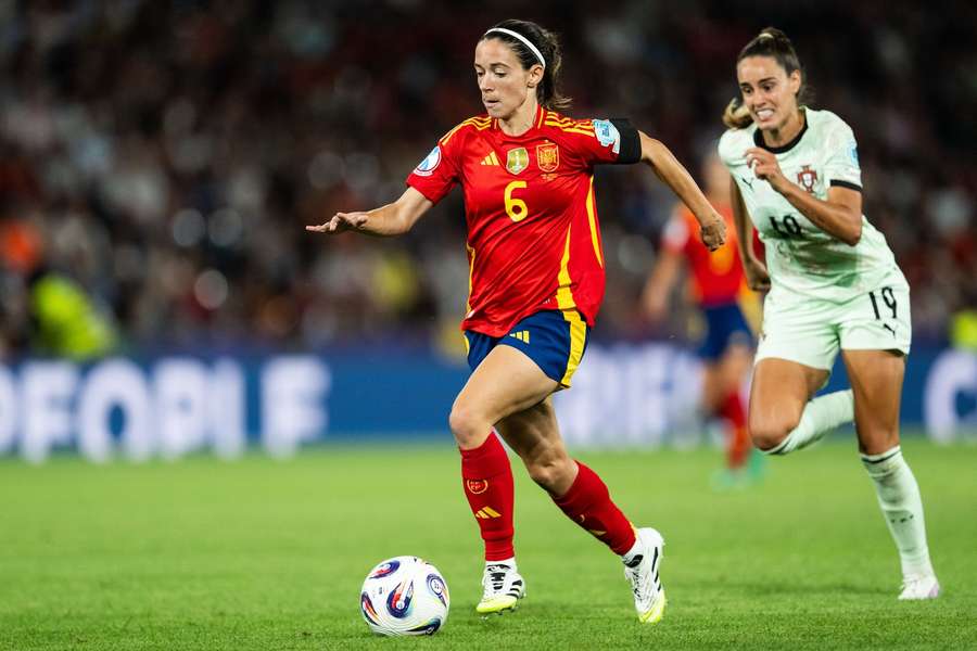 Aitana Bonmati am Ball.