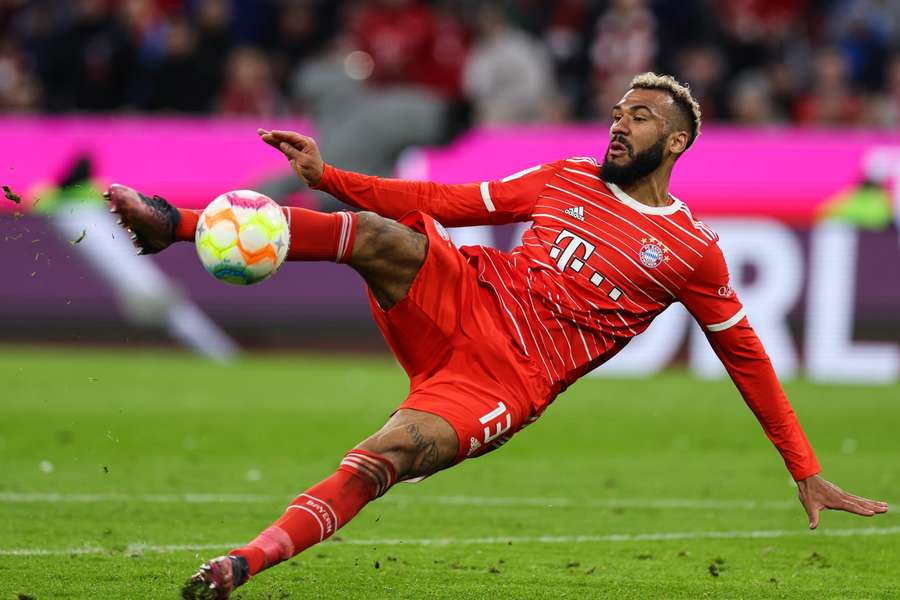 Choupo-Moting in actie voor Bayern tijdens de wedstrijd tegen Borussia Dortmund op 1 april