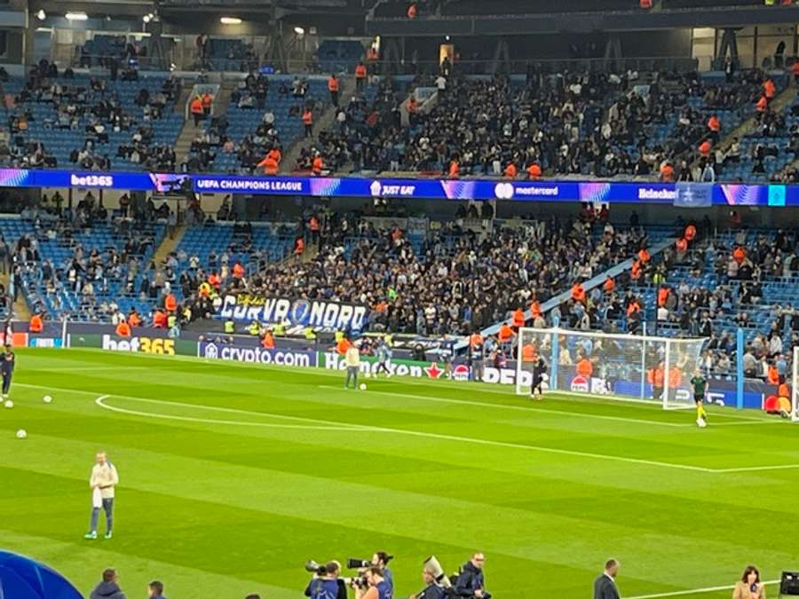 Aficionados del Inter de Milán se reúnen en la grada visitante