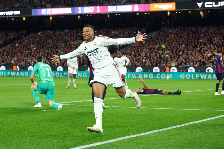 Kylian Mbappé si na Camp Nou užil dva zásahy, ktorými rozhodol o El Clásico. Kylian Mbappé si na Camp Nou užil dva zásahy, ktorými rozhodol o El Clásico.