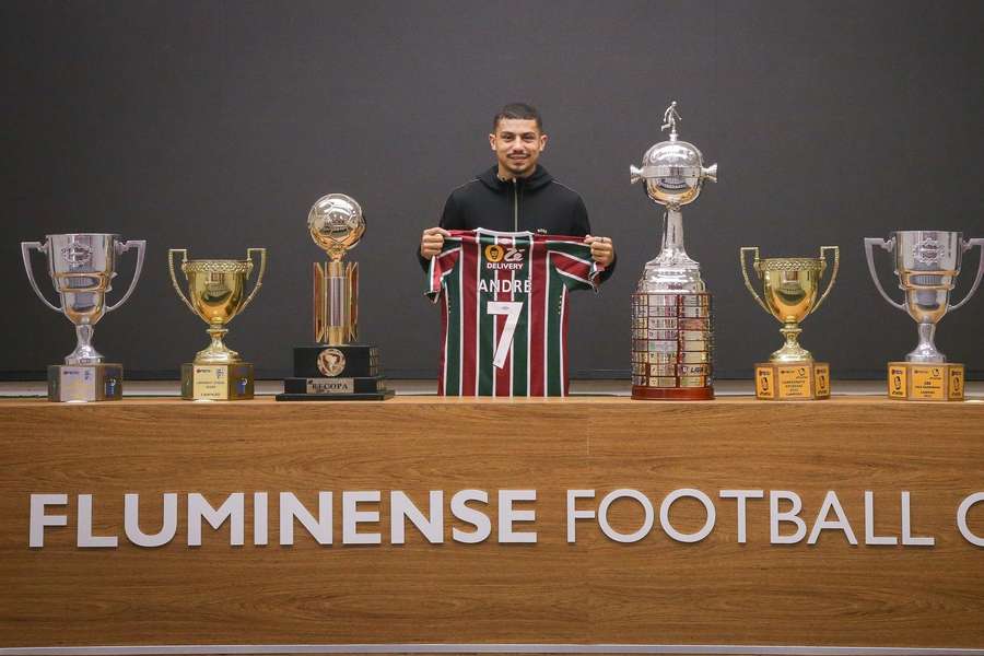 André e as taças conquistadas pelo Fluminense