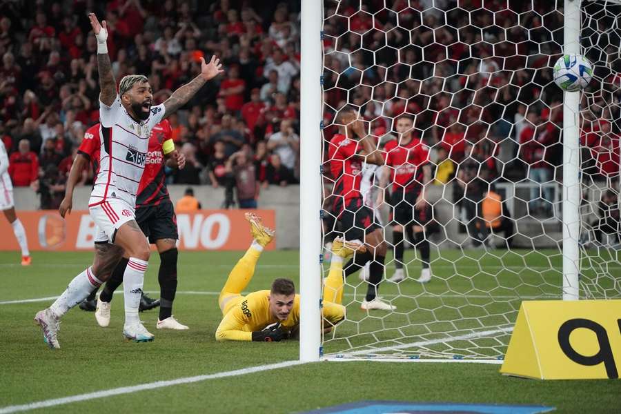 Gabigol comemora gol contra de Erick, o primeiro do Flamengo