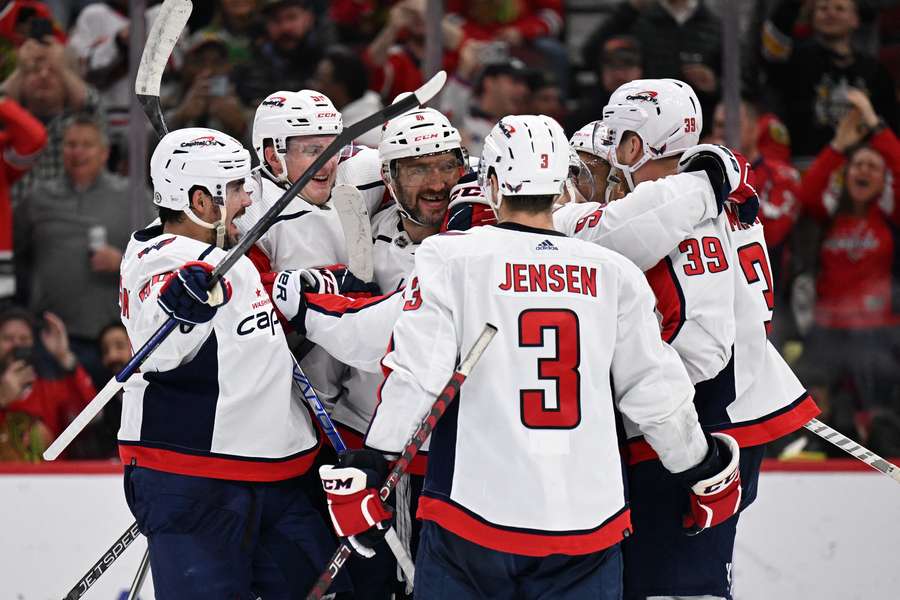 Ovechkin celebrates his 800th goal with his teammates