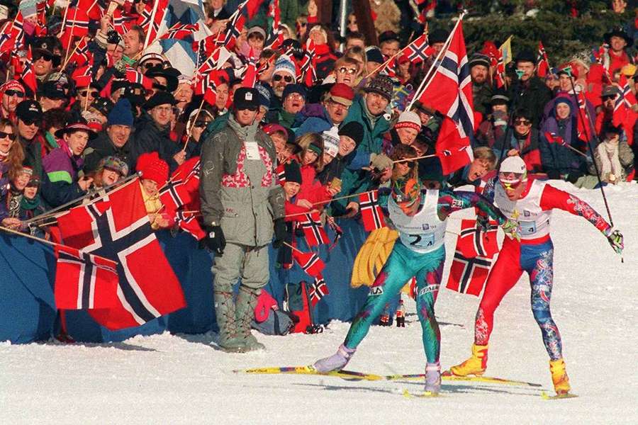 Silvio Fauner (vlevo) v těsném vedení před domácím lyžařem Björnem Daehliem v posledním úseku štafety na ZOH 1994 v Lillehammeru. Silvio Fauner (vlevo) v těsném vedení před domácím lyžařem Björnem Daehliem v posledním úseku štafety na ZOH 1994 v Lillehammeru.