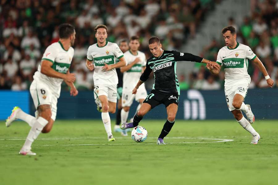 Rodrigo Riquelme (s míčem) z Realu Betis v zápase s Elche.
