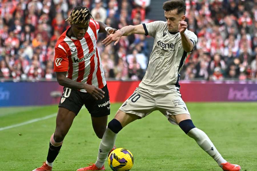 Nico Williams disputa uma bola com Aimar Oroz