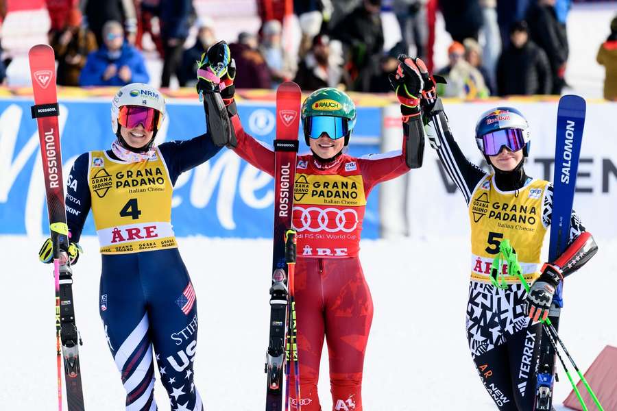 Julia Scheib fixiert in Aare vorzeitig RTL-Kristall Julia Scheib fixiert in Aare vorzeitig RTL-Kristall