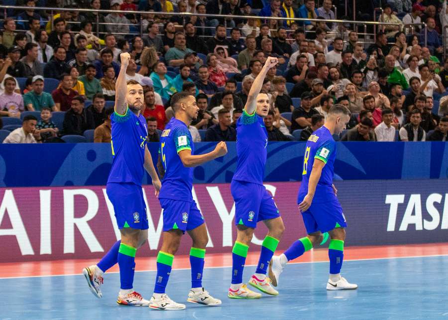 O Brasil está a uma vitória do hexa no futsal