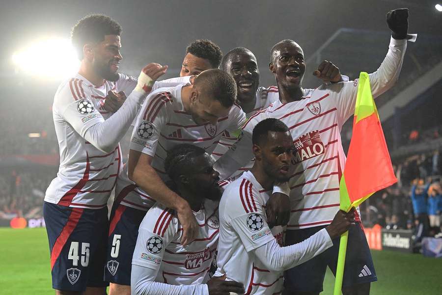 Les joueurs de Brest à Prague après le but d'Edmilson Fernandes. 