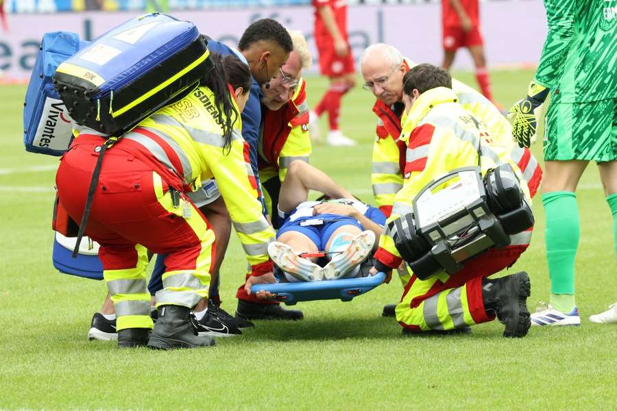 Gechter musst per Trage vom Spielfeld gebracht werden.