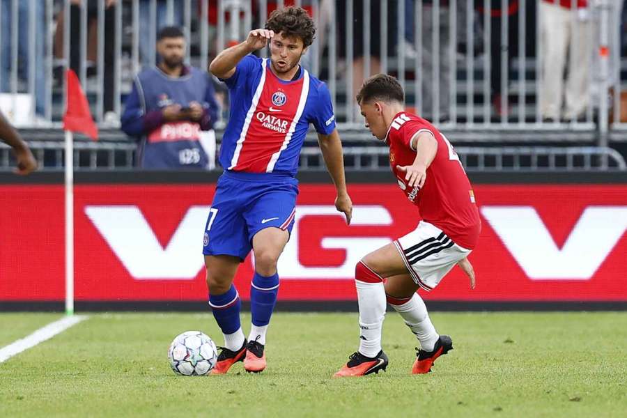 João Neves ao serviço do PSG