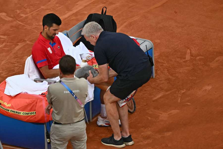 Bei Novak Djokovic macht das Knie Sorgen