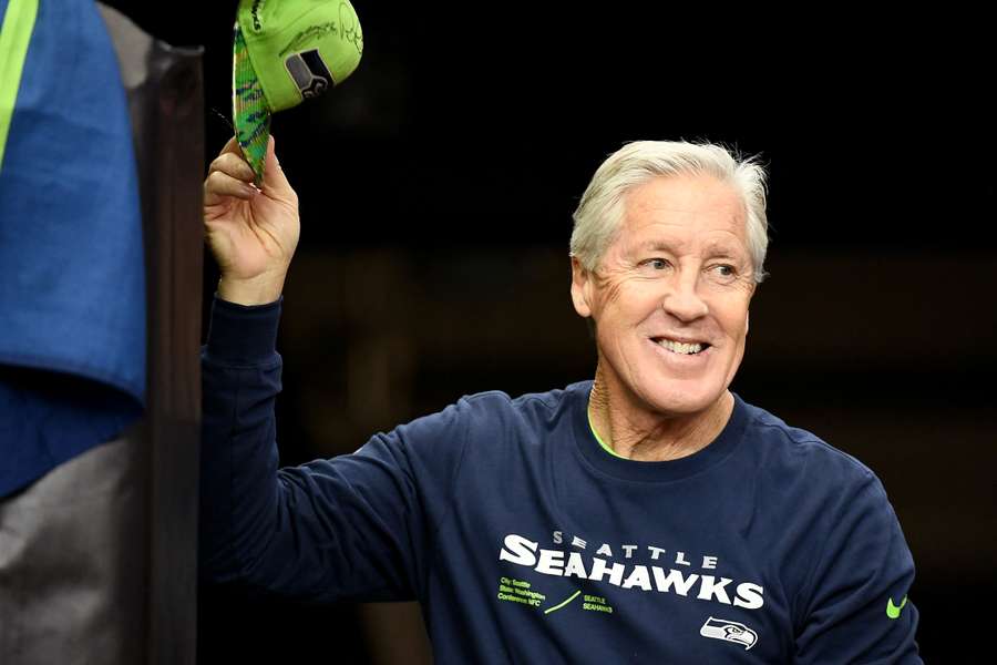 Former Seattle Seahawks head coach Peter Carroll signing autographs for fans (2024)