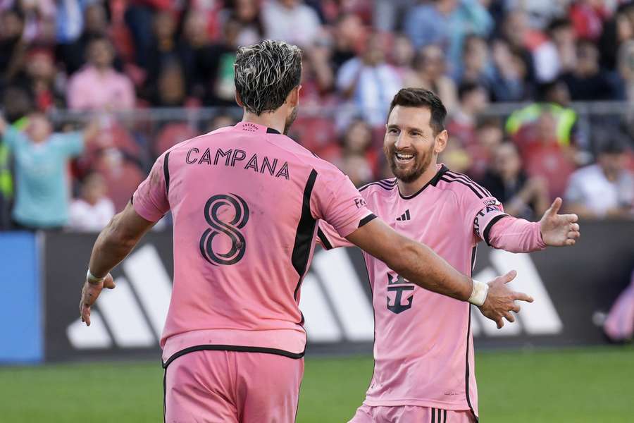 Messi y Campana celebran un gol.