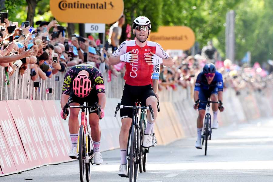Benjamin Thomas celebra su victoria en la quinta etapa del Giro