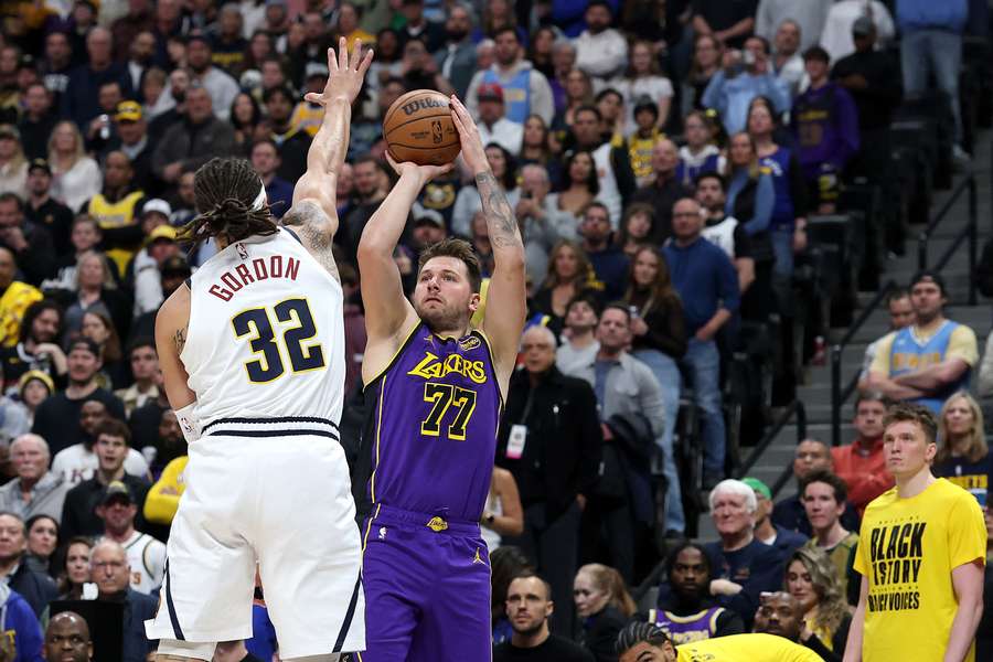 Luka Doncic (r.) am Ball, Aaron Gordon (l.) am Blocken